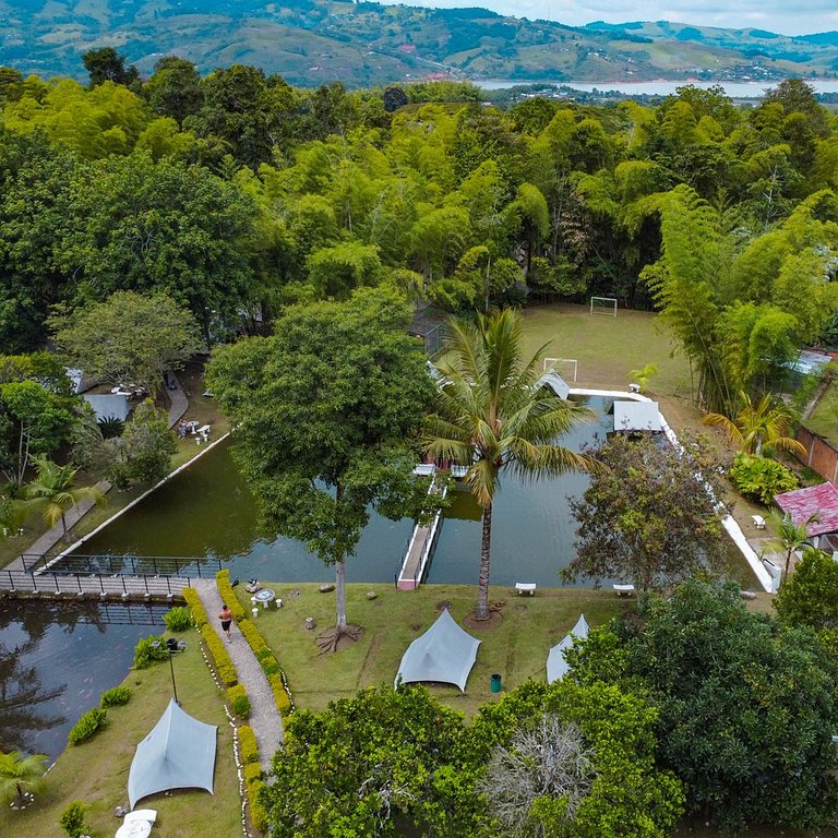 Desconéctate y Relájate,Camping de Lujo en el Lago