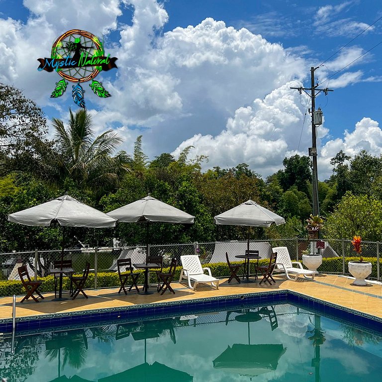 Refugio Familiar con Piscina y Vistas al Lago