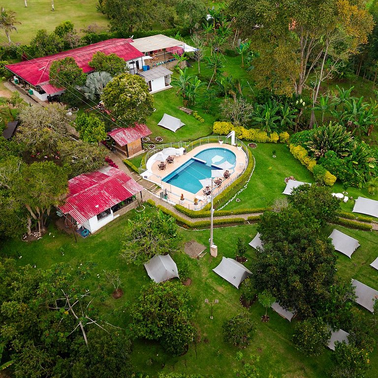 Refugio Familiar con Piscina y Vistas al Lago